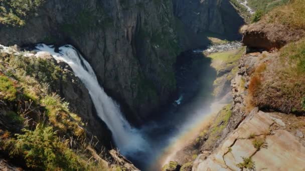Majestätischer Wasserfall von Woringsfossen in Norwegen. Beeindruckende Schönheit der skandinavischen Natur — Stockvideo