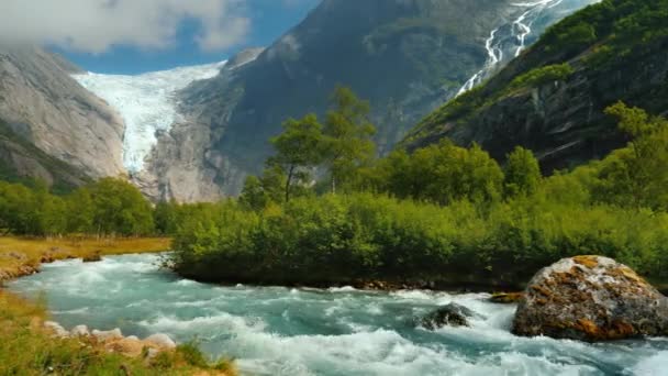 Дивовижна природа Норвегії - чиста вода в гірському потоці на тлі льодовика в горах.. — стокове відео