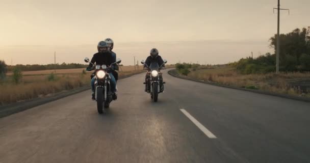 Een groep fietsers rijden op de snelweg, manoeuvres en inhaalt — Stockvideo