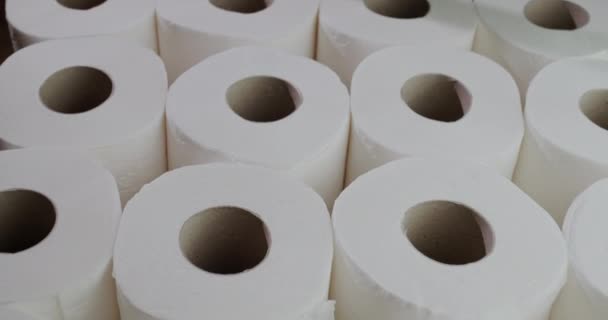 Slider 4k shot : Beaucoup de rouleaux de papier toilette. — Video