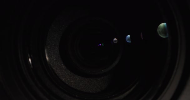 Primer plano de la lente de la lente, iluminada por un delgado haz de luz — Vídeos de Stock