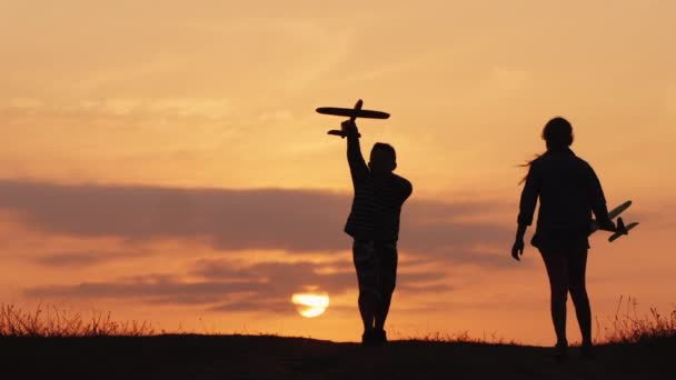 Feliz verano - los niños juegan en la colina con aviones al atardecer — Vídeos de Stock