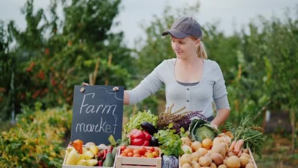 Portret van een verkoper op een groentemarkt met een boerenmarktteken — Stockvideo