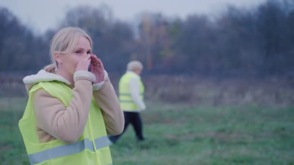 Grupa wolontariuszy szuka zaginionego dziecka w lesie. Są na linii, ich imię jest głośne. — Wideo stockowe