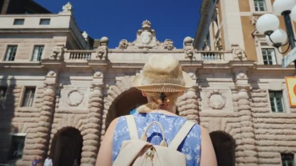 La mujer con mochila va al arco cerca del parlamento. Uno de los lugares más populares y reconocibles de la ciudad — Vídeos de Stock