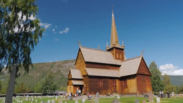 2018年7月ノルウェー、リレハンメル:ノルウェーの古代木造教会。私たちの時代に完全に保存された素晴らしい古い建物 — ストック動画
