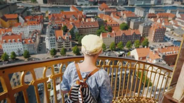 Um turista com uma mochila descendo a famosa escada em espiral da Igreja do Salvador em Copenhague, Dinamarca — Vídeo de Stock