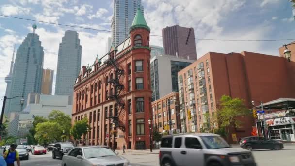 Toronto, Canadá, outubro de 2017: Edifício Flatiron na parte oriental de Toronto, o centro financeiro da cidade — Vídeo de Stock