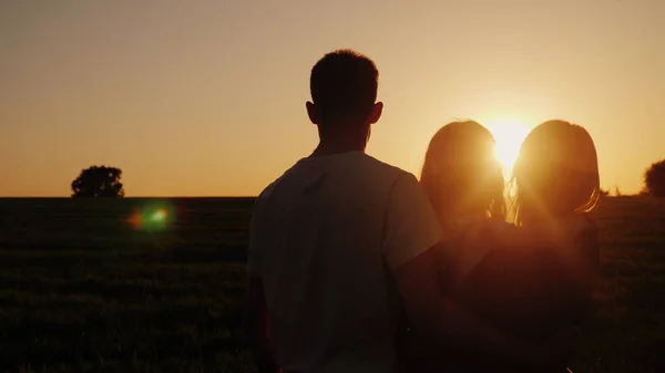 Giovane famiglia con un bambino che guarda un bel tramonto — Foto Stock