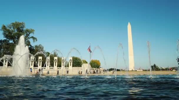 Washington DC, États-Unis, octobre 2017 : monument de Washington à Washington DC, au premier plan de la fontaine, les gens marchent — Video