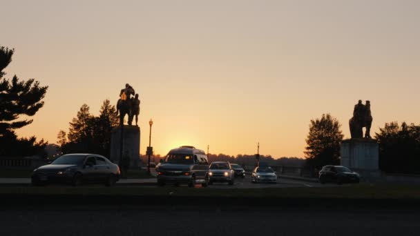 Washington DC, USA, October 2017: Car traffic by Arlington Memorial Bridge at sunset. In the sky above the city a passenger airplane is flying. Rush hour — Stock Video