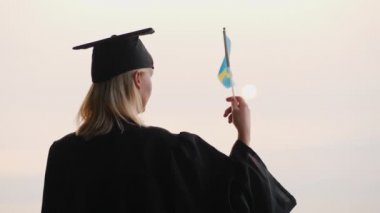Avrupa 'da Eğitim - İsveç bayrağı altında manto ve şapkayla mezun olmak