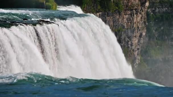 尼亚加拉瀑布水流在岩石的背景上.美国的神奇本性 — 图库视频影像
