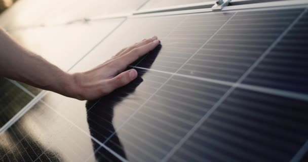 Männliche Hand streicht über die Oberfläche von Solarzellen. Nachschuss — Stockvideo