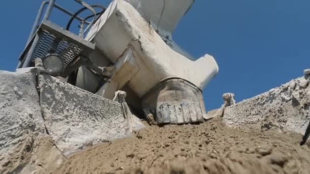 O cimento líquido da calha de concreto flui para baixo. Obras de construção e betão — Vídeo de Stock