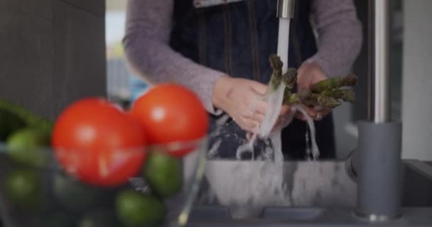 La mujer lava los espárragos - prepara los ingredientes para la comida sabrosa y sana — Vídeos de Stock
