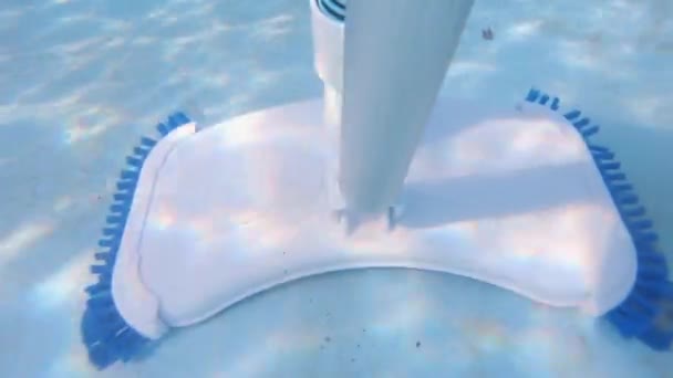 Escova de aspirador subaquático limpa o fundo sujo da piscina — Vídeo de Stock