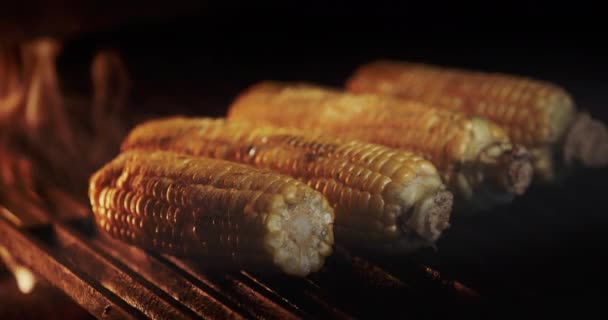 美味的玉米芯放在热烤架上煎 — 图库视频影像