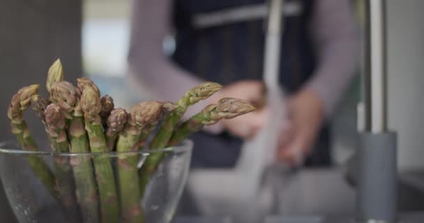 Les femmes lavent les asperges à la main - un produit sain et savoureux — Video