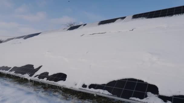 Ett lager snö på panelerna i ett solkraftverk. Gröna energiproblem och väderberoende — Stockvideo