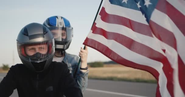 Junge Leute auf einem Motorrad mit der US-Flagge — Stockvideo