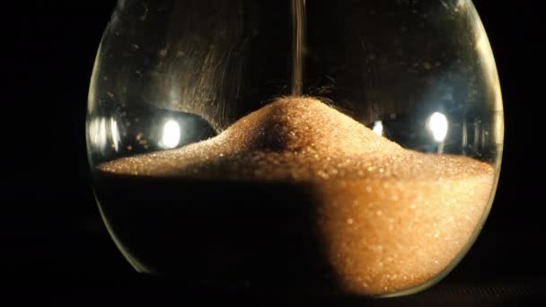 Flacon rond en sablier où tombent des grains de sable — Video