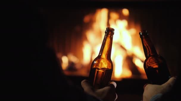 Les hommes se reposent avec de la bière près de la cheminée — Video