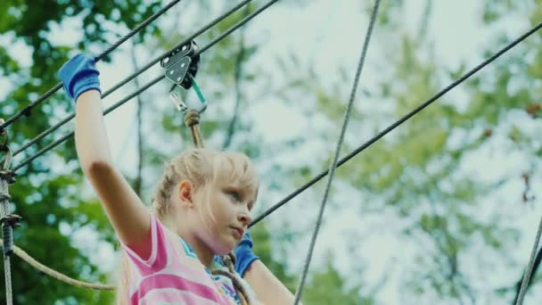 Bambino intenzionale arrampica corde in alto sopra il suolo — Video Stock