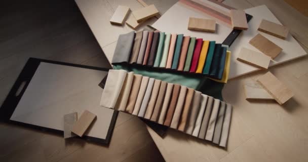 Raklapok szövetmintákkal, fa minták bútorokhoz - építési és befejező anyagok kiválasztása a tervező felújításához — Stock videók