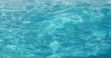Havuzdaki suyun yüzeyi. Yavaş çekim 4k video