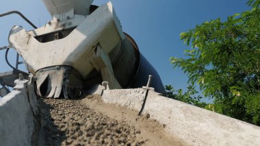 Beton karıştırıcıdan yalaktan beton akışı, beton taşıma ve inşaat çalışmaları