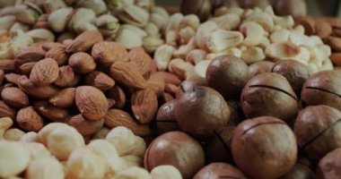 Farklı çeşitlerde hazır fındık dolu avuçlar. Kaydırıcı atışı
