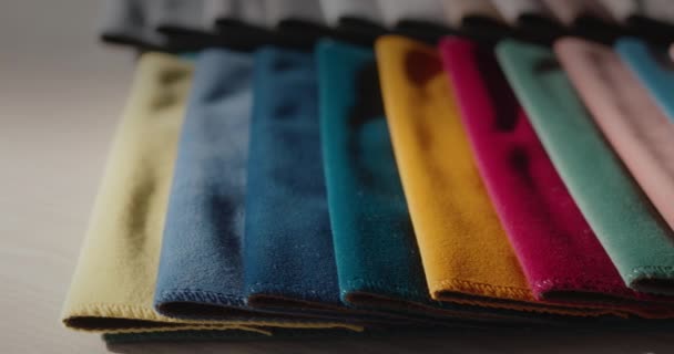 Monsters van veelkleurige stof - palitka voor het kiezen van een materiaal voor meubelstoffering, naaiwerk en gordijnen — Stockvideo