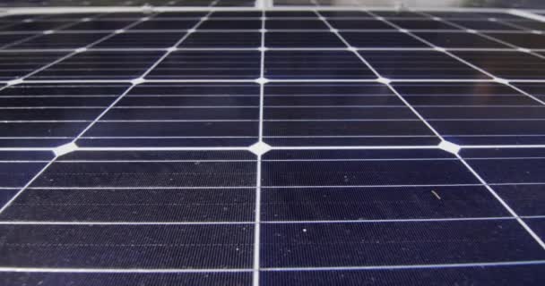 La superficie de un panel solar monocristalino. Slider 4k tiro — Vídeos de Stock