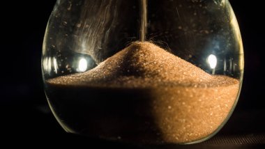 Kum saati siyah arka planda.