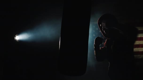 ボクサーはスポットライトを浴びながらアメリカ国旗を掲揚 — ストック動画