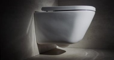Modern bir tuvalette şık beyaz klozet. Sinema videosu. Kaydırıcı 4k atış