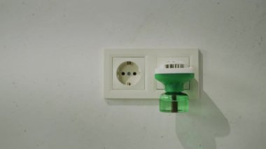 Evdeki sivrisinekleri öldürmek için bir cihaz. Elektrikli dezenfektan.