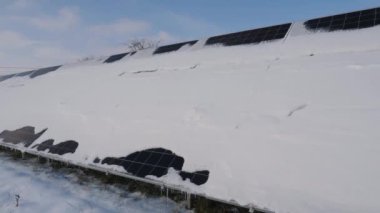 Güneş enerjisi santralinin panellerinde kar tabakası. Yeşil enerji sorunları ve hava bağımlılığı