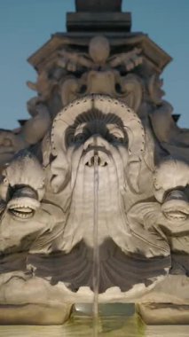 Roma 'daki Pantheon yakınlarında su yansıtmalı aydınlık çeşme heykellerinin akşam görüntüsü. Yüksek kalite 4k görüntü