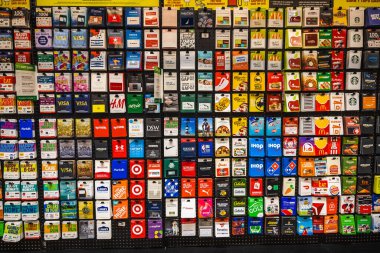 Lockport, New York, ABD, 10 Ekim 2025: Bir Amerikan süpermarketinde çeşitli perakende ve restoran hediye kartlarının gösterimi. 