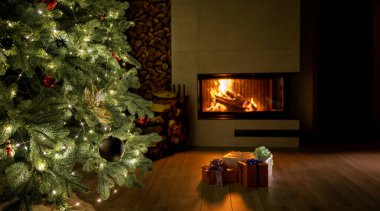 Noel için parlak bir şömineyle süslenmiş rahat bir oturma odası ışıklar ve süslerle süslenmiş festival ağacı ve ahşap zemine sarılı hediyeler. Yüksek kalite fotoğraf