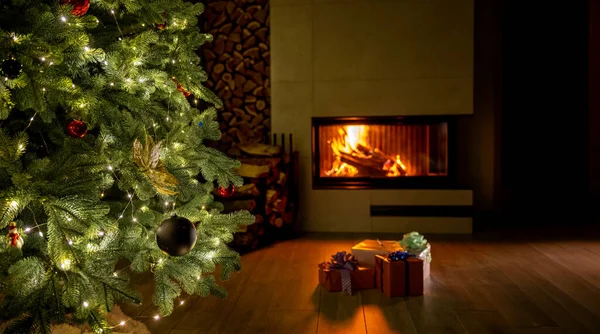 Noel için parlak bir şömineyle süslenmiş rahat bir oturma odası ışıklar ve süslerle süslenmiş festival ağacı ve ahşap zemine sarılı hediyeler. Yüksek kalite fotoğraf