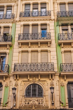 Art Nouveau, İspanya 'nın Alicante şehrinde işlenmiş demir balkonlar ve dekoratif sıva detaylarıyla cepheyi inşa ediyor. Yüksek kalite fotoğraf