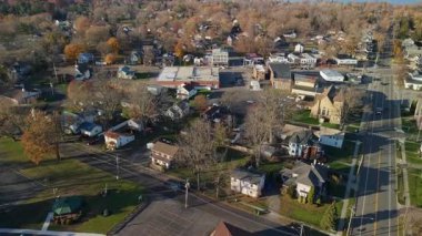 Wilson, New York, ABD 20 Ekim 2025: Küçük bir Amerikan kasabasının ana yolu boyunca giden Amazon dağıtım minibüsü ile hava görüntüsü. Yüksek kalite 4k görüntü