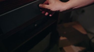 Ödeme sürecinde kasa çekmecesi açıldı, veznedarın eli içine banknotlar yerleştirdi ve bozuk para hazırladı, perakende veya kafe ortamında çıkış işlemini kapattı. Yüksek kalite 4k görüntü