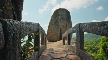 Koh Samui 'de büyük kaya ve tropikal tepelerle manzaralı manzaralı bir yol. Yüksek kalite 4k görüntü