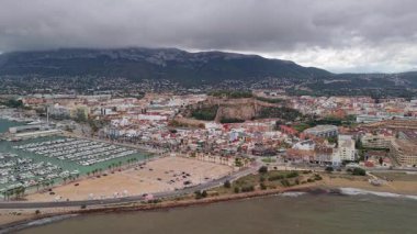 Denia limanı ve limanı, sahil şeridi, şehir merkezi ve İspanya 'nın Denia kentindeki dağ zemininin havadan görüntüsü. Yüksek kalite 4k görüntü