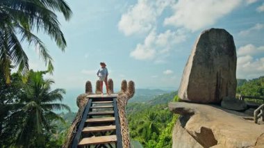 Koh Samui 'de tropik tepelere ve denize bakan el şeklinde bir kadın. Yüksek kalite 4k görüntü