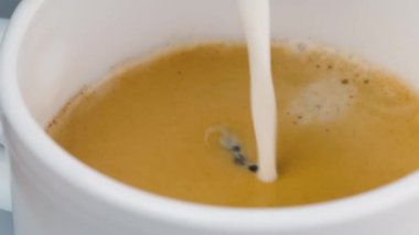 kahve yakın çekim hazırlar